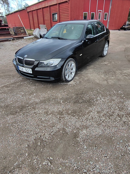 BMW 330Xi 3 of 5