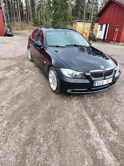 BMW 330Xi 2 of 5