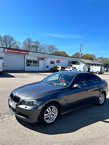 BMW 320i 4 of 5