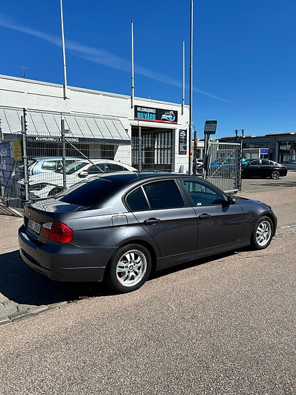 BMW 320i 3 of 5
