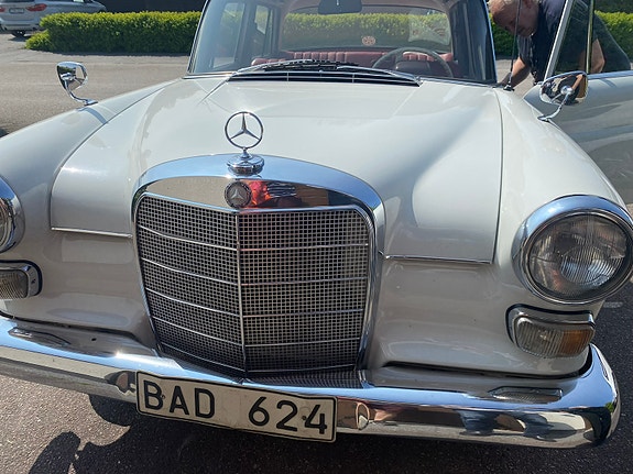 Mercedes-Benz 200 2 of 8