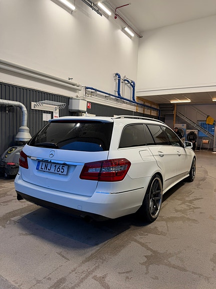 Mercedes-Benz E350 4 of 5