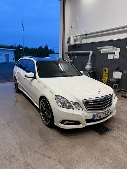Mercedes-Benz E350 3 of 5