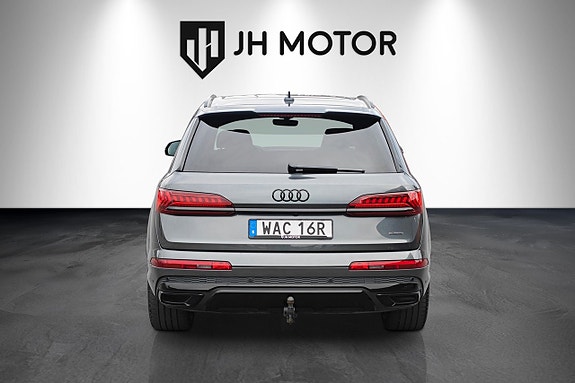 Audi Q7 4 of 5