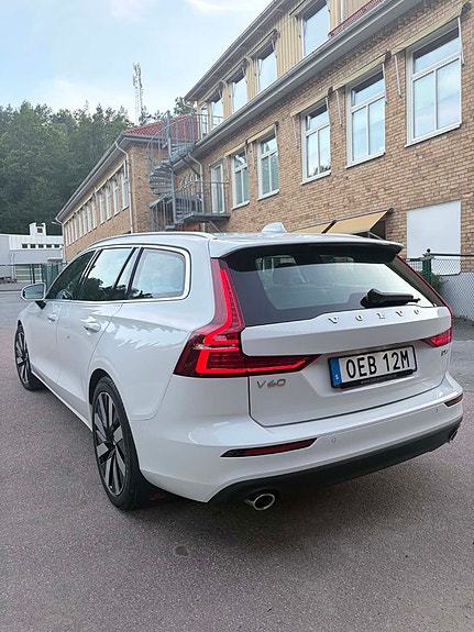 Volvo V60 2 of 5