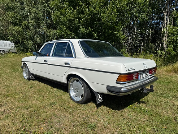 Mercedes-Benz 300 D 9 of 11