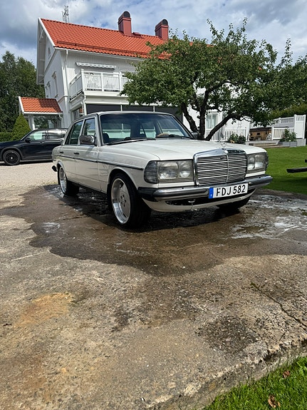 Mercedes-Benz 300 D 6 of 11