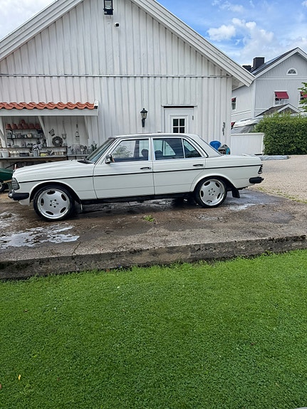 Mercedes-Benz 300 D 2 of 5
