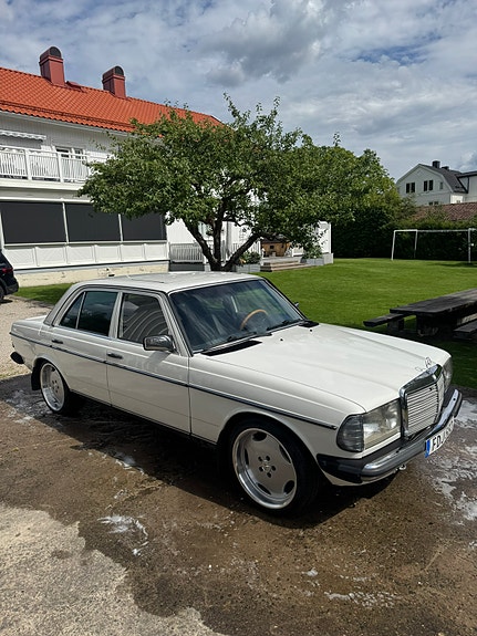 Mercedes-Benz 300 D 3 of 5