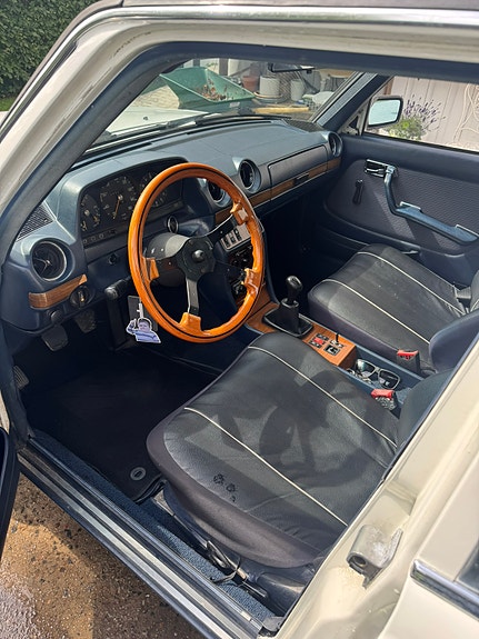 Mercedes-Benz 300 D 4 of 5