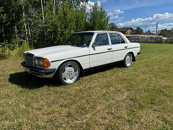Mercedes-Benz 300 D 8 of 11