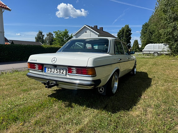 Mercedes-Benz 300 D 10 of 11