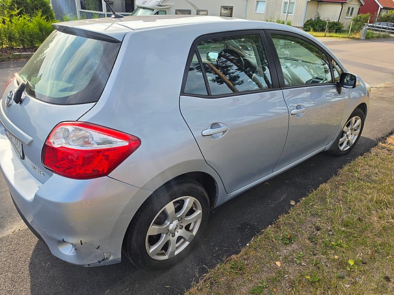 Toyota Auris 2 of 5