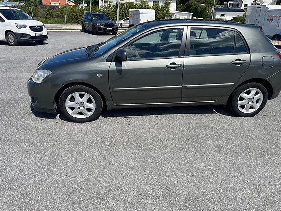 Toyota Corolla 2 of 5