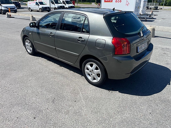 Toyota Corolla 3 of 5