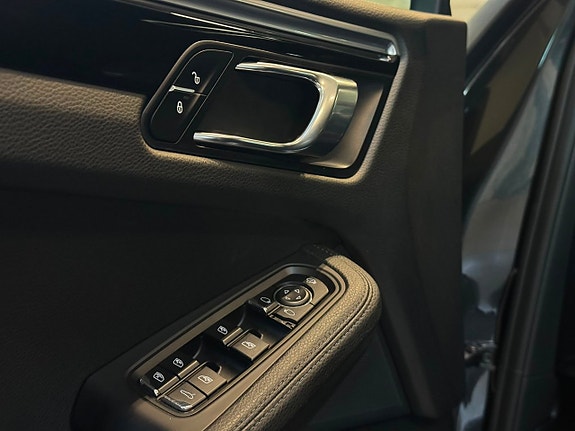 Porsche Macan S 15 of 17