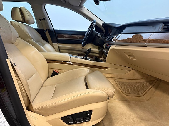 BMW 750Li 5 of 5
