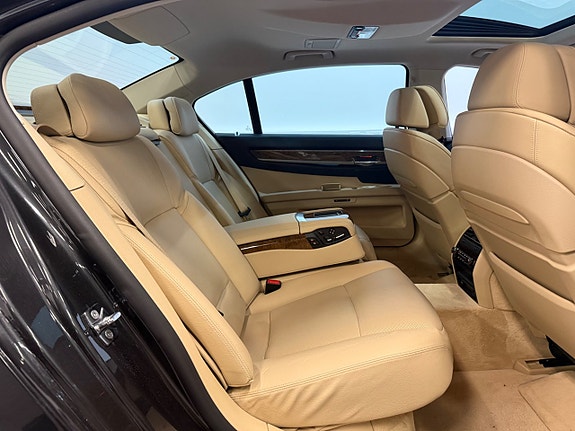 BMW 750Li 11 of 14