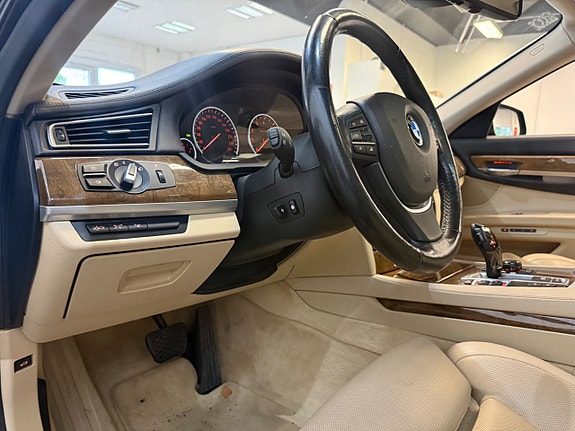 BMW 750Li 9 of 14