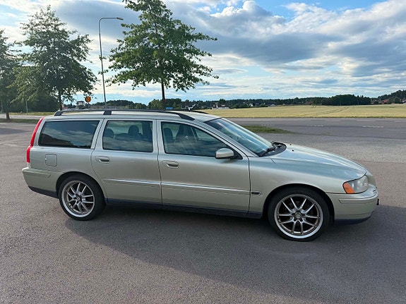 Volvo V70 2 of 5