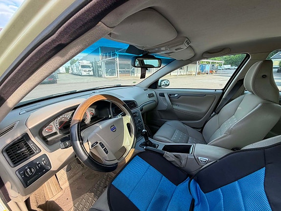 Volvo V70 7 of 12