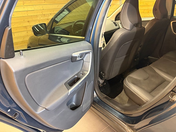 Volvo XC60 13 of 20