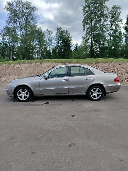 Mercedes-Benz E220 2 of 5