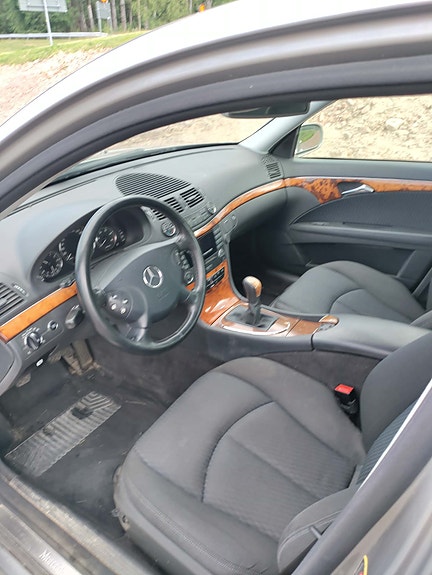 Mercedes-Benz E220 7 of 10