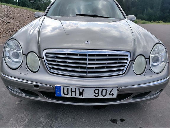 Mercedes-Benz E220 3 of 5