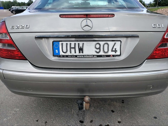 Mercedes-Benz E220 4 of 5