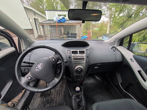 Toyota Yaris 3 of 4