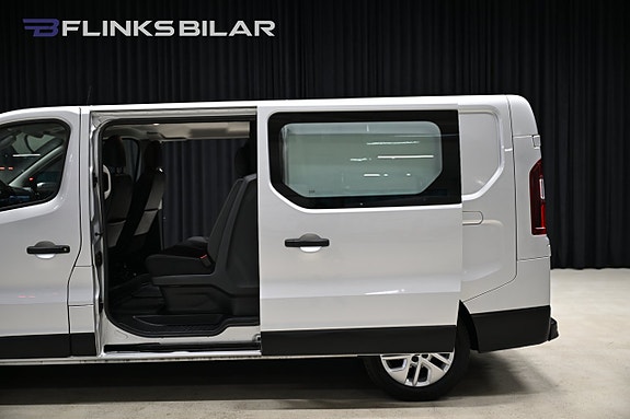 Nissan NV300 5 of 5