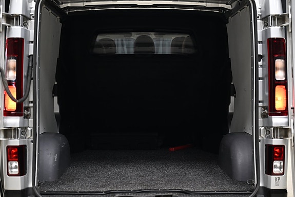 Nissan NV300 9 of 30
