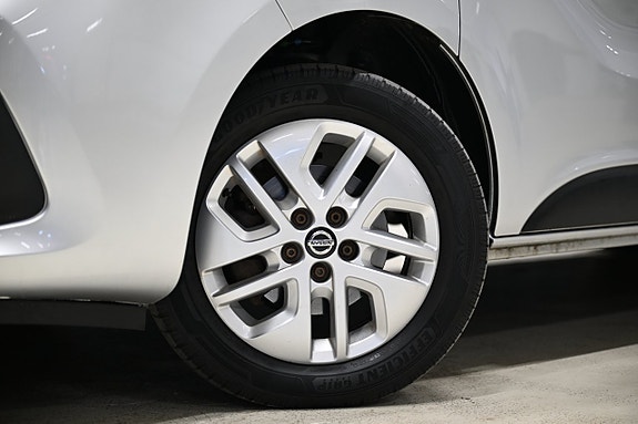 Nissan NV300 2 of 5