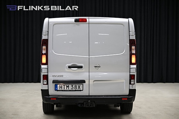 Nissan NV300 10 of 30