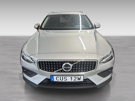 Volvo V60 Cross Country 2 of 5