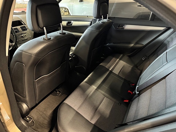 Mercedes-Benz C200 11 of 18