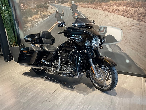 Harley-Davidson Street Glide CVO 1.7 V-Twin 3 of 5