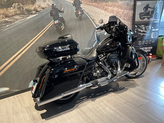 Harley-Davidson Street Glide CVO 1.7 V-Twin 2 of 5