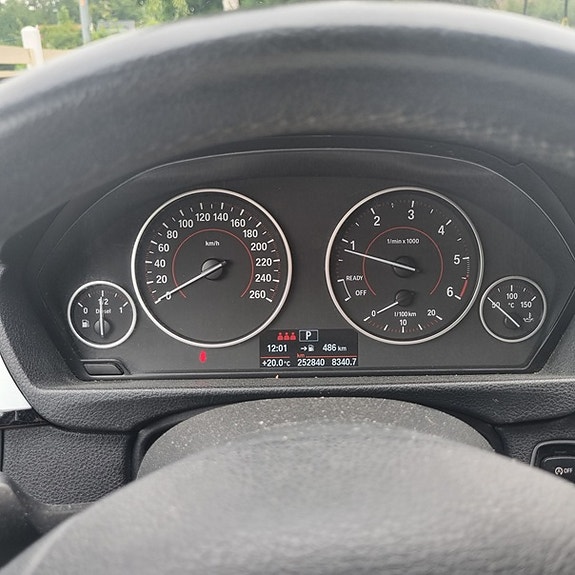 BMW 318d 3 of 4