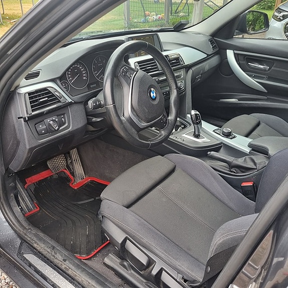 BMW 318d 2 of 4