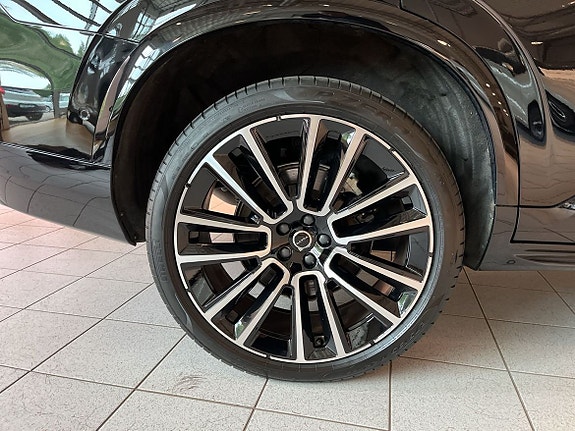 Volvo XC90 10 of 18