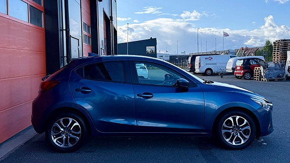 Mazda 2 4 of 20