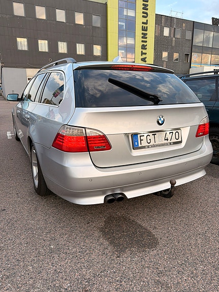BMW 523i 4 of 5