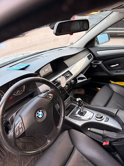 BMW 523i 3 of 5