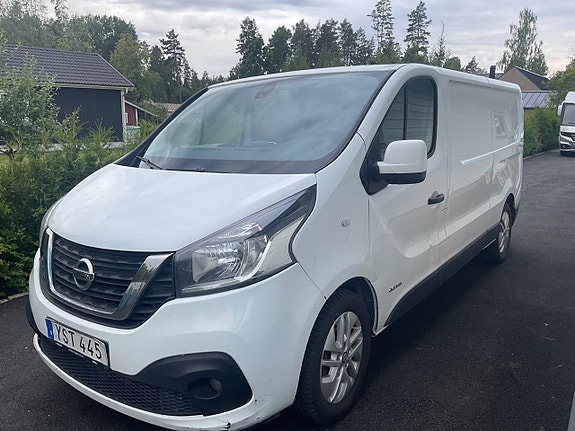 Nissan NV300 2 of 5