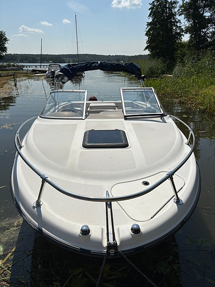 Bayliner 210 CU // MerCruiser 5.0 2 of 5