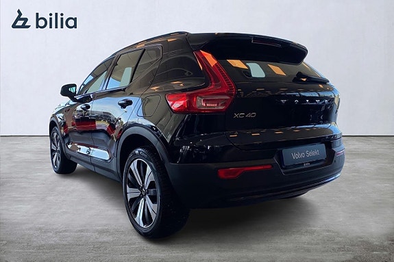 Volvo XC40 2 of 5