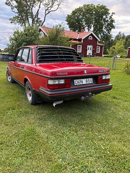 Volvo 240 4 of 5