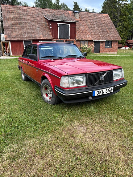 Volvo 240 3 of 5